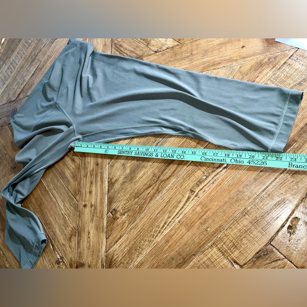 Lululemon Align Capri Leggings in a shade of green (olive/army) size 16 - Picture 9 of 12